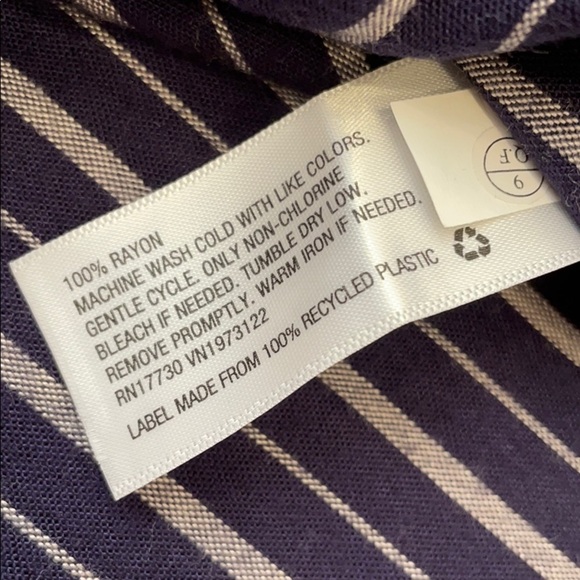 Universal Threads striped button down navy shirt women’s size medium - Picture 7 of 8